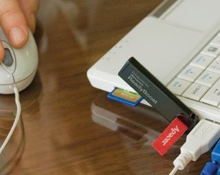 apacer_usb_sdhc_class_6_memory_card_and_ah421_usb_drive
